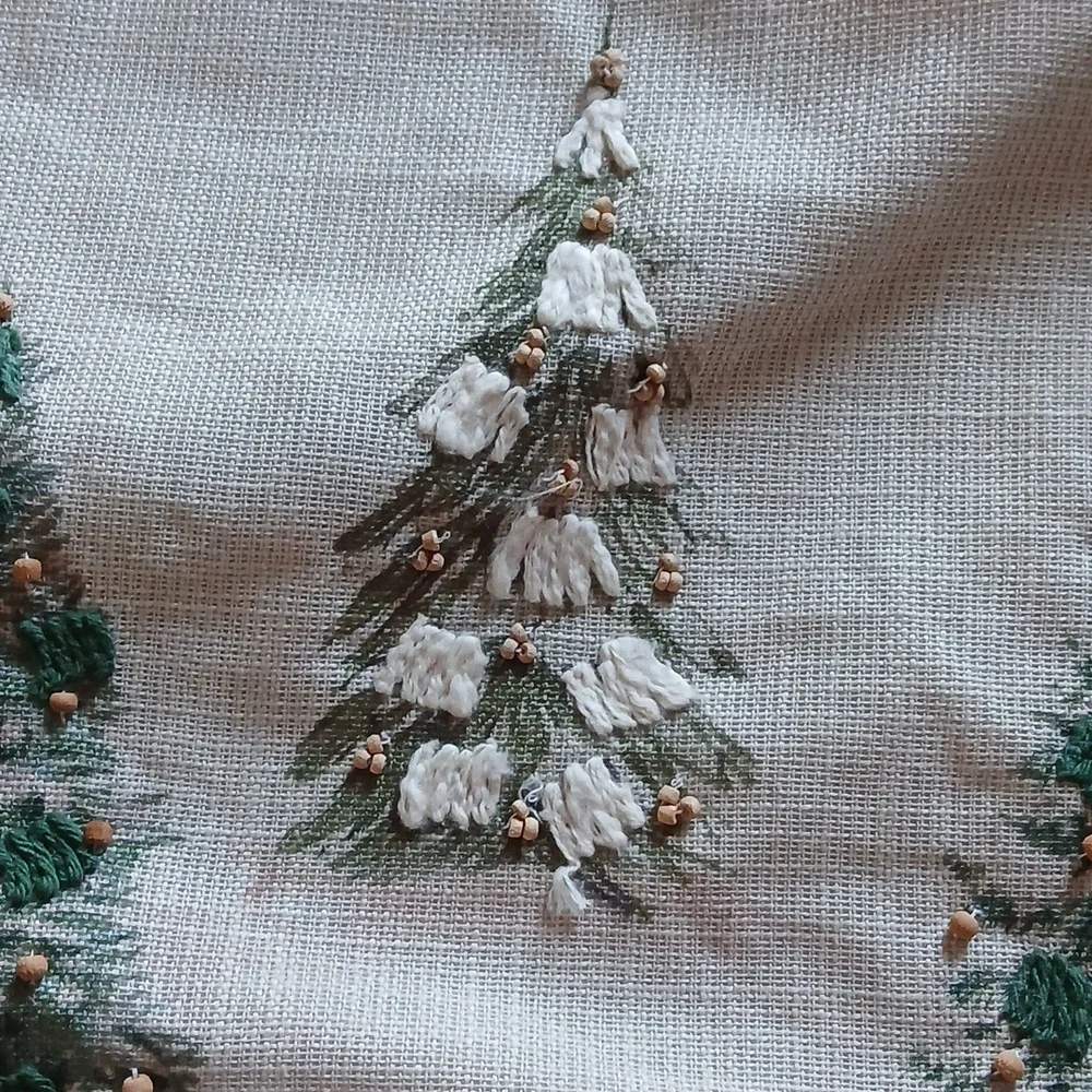 Nicole Miller Green and White Table Runner 69